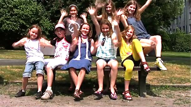 Farbiges Teamfoto des Jugendfilms "Natürlich werde ich Popstar!".